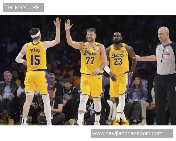 湖人训练营亮点频现替补阵容超越主力范德比尔特健康回归助力球队